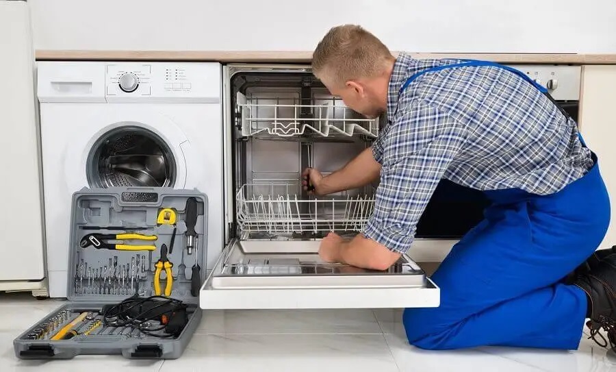 Kaynaşlı İmmergas servisi teknisyen ekibi beyaz eşya tamiri yaparken